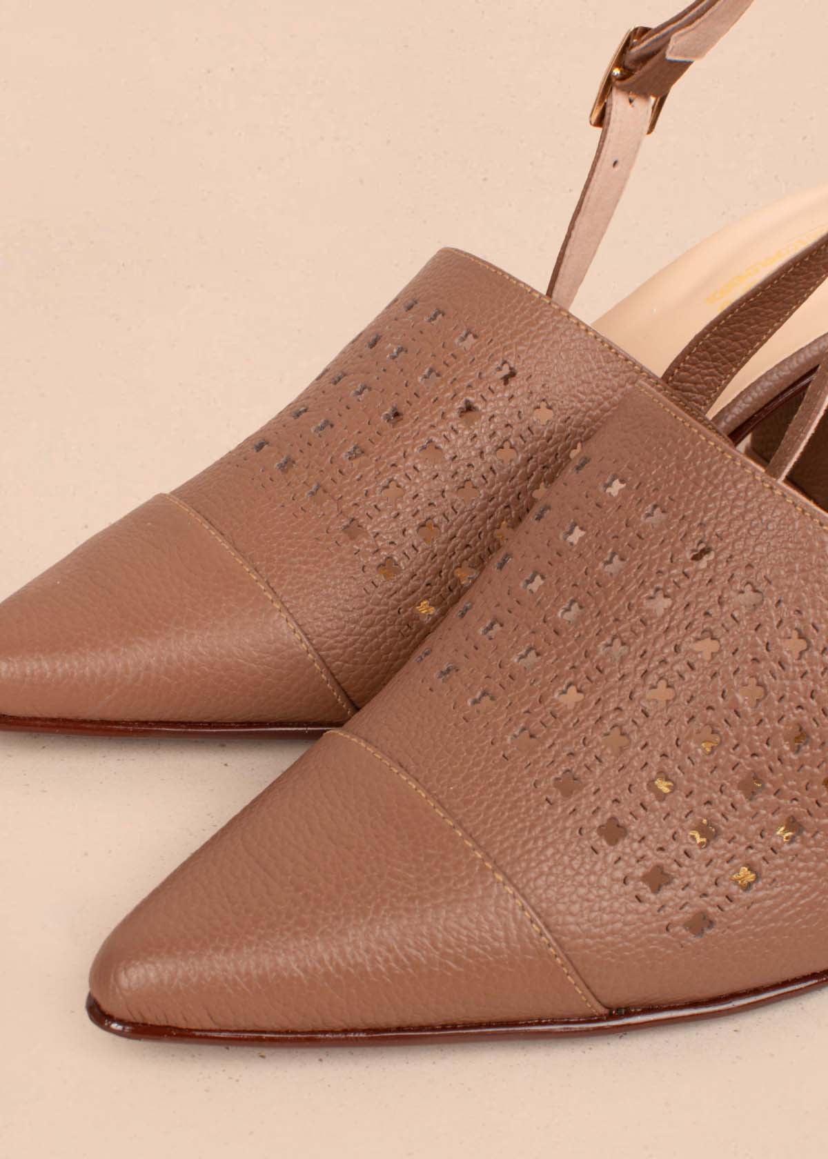 Tacones trabillas en cuero color café con perforaciones en cuadro 105159