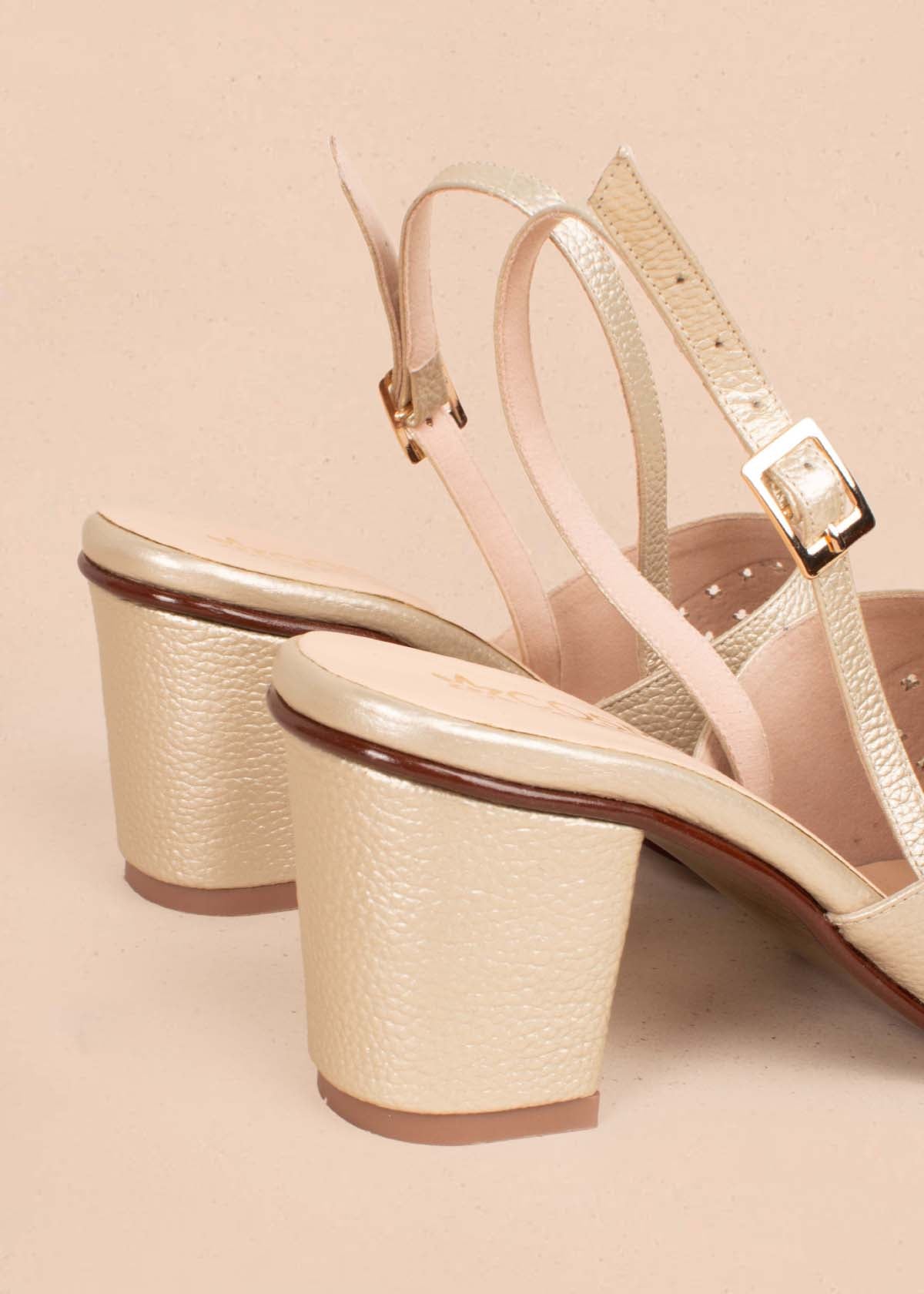 Tacones trabillas en cuero color champaña con perforaciones en cuadro 105159