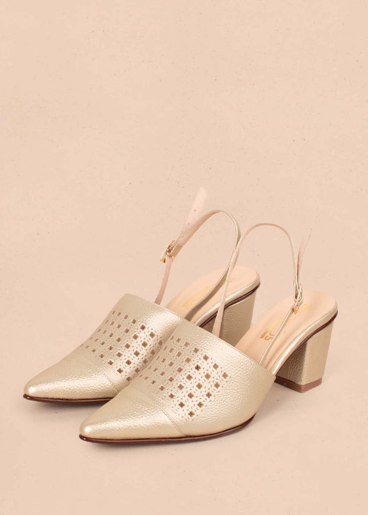 Tacones trabillas en cuero color champaña con perforaciones en cuadro 105159