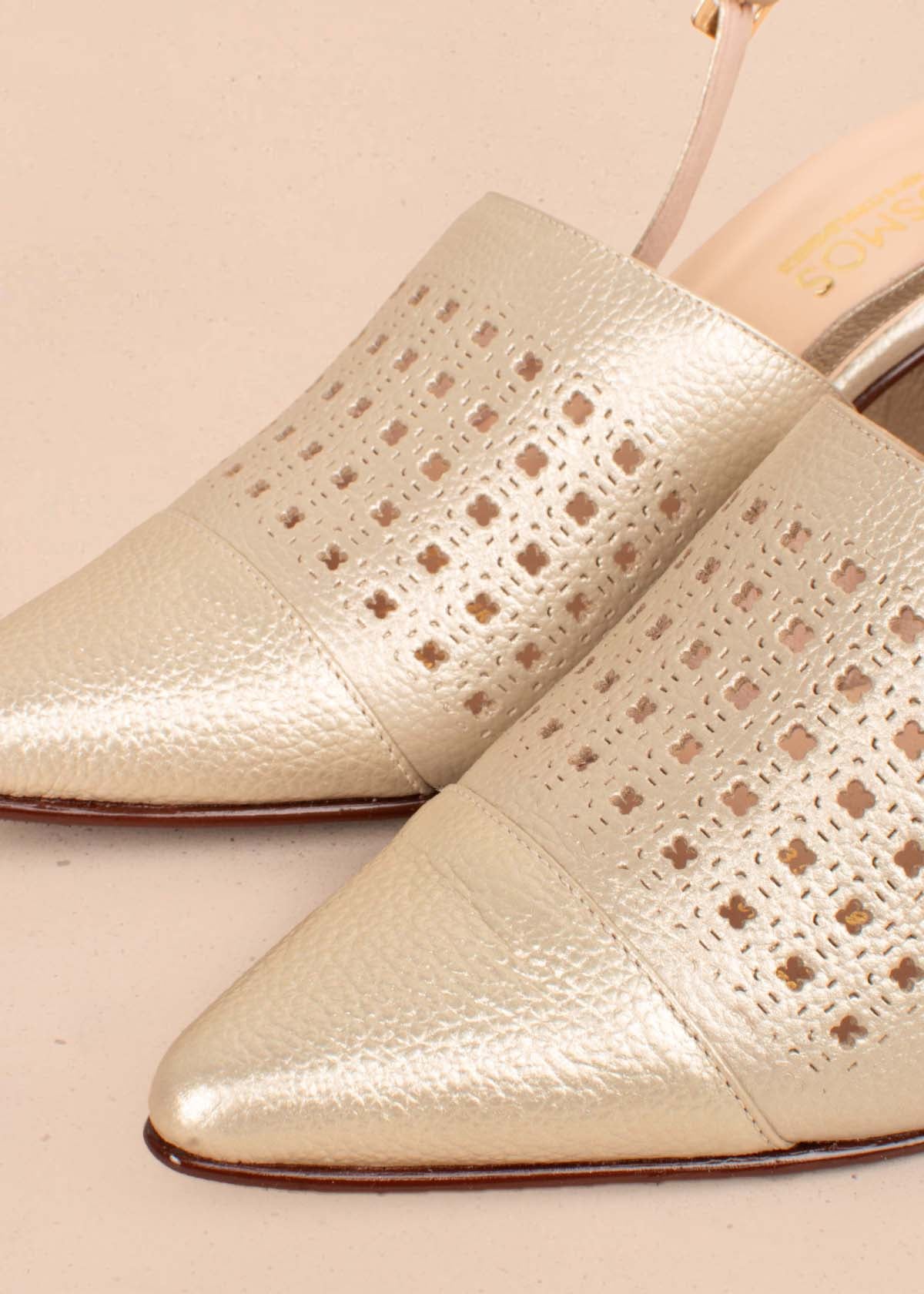 Tacones trabillas en cuero color champaña con perforaciones en cuadro 105159