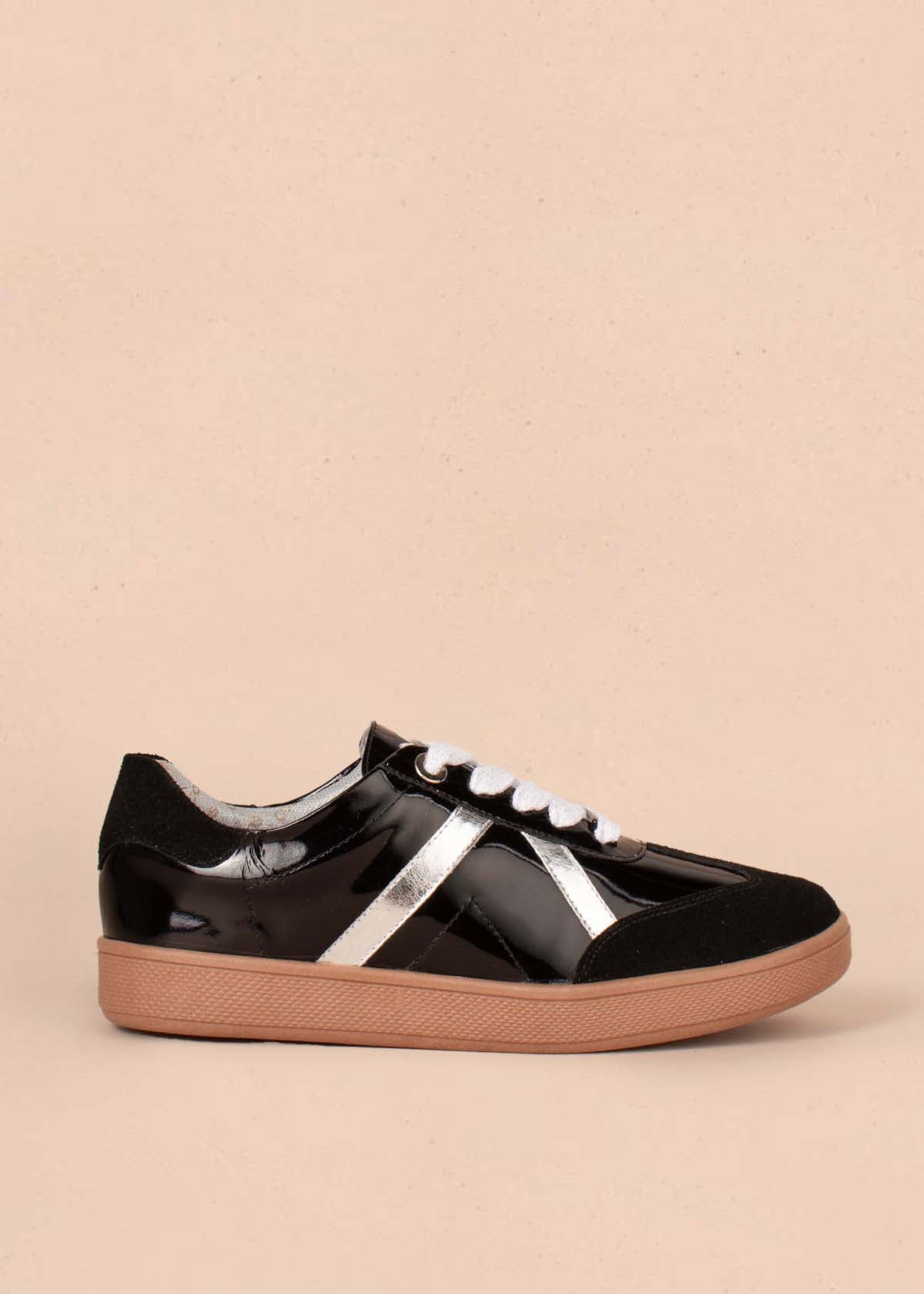 Tenis casuales en cuero color negro con detalles plateados 105162