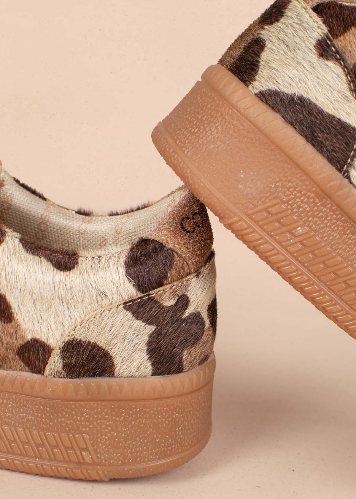 Tenis casuales en cuero color champaña y cuero con pelo animal print 105165