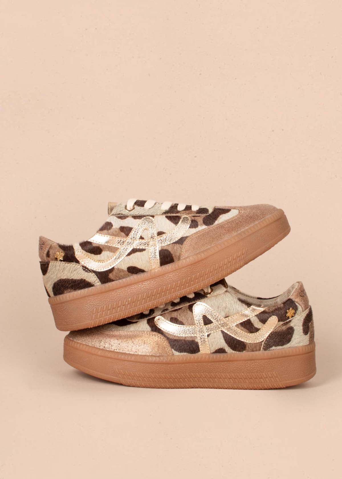 Tenis casuales en cuero color champaña y cuero con pelo animal print 105165