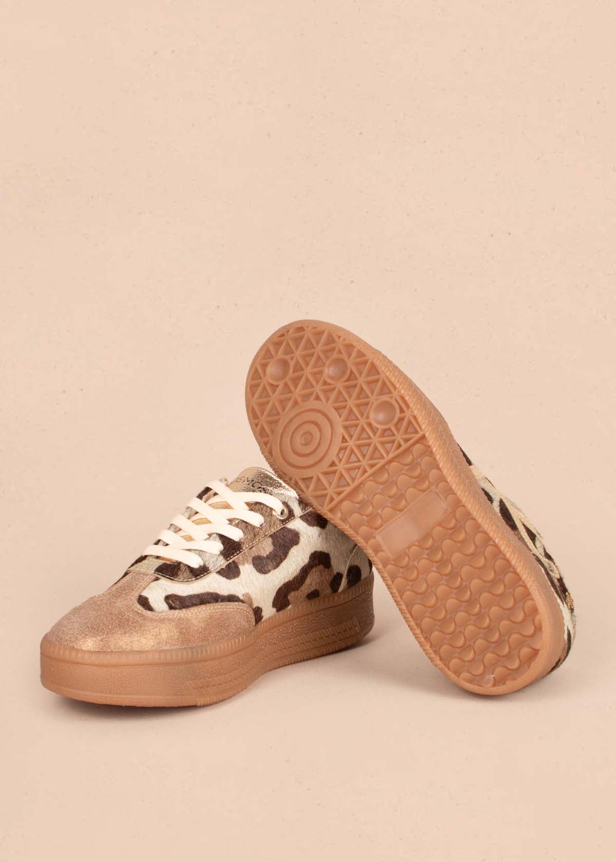 Tenis casuales en cuero color champaña y cuero con pelo animal print 105165