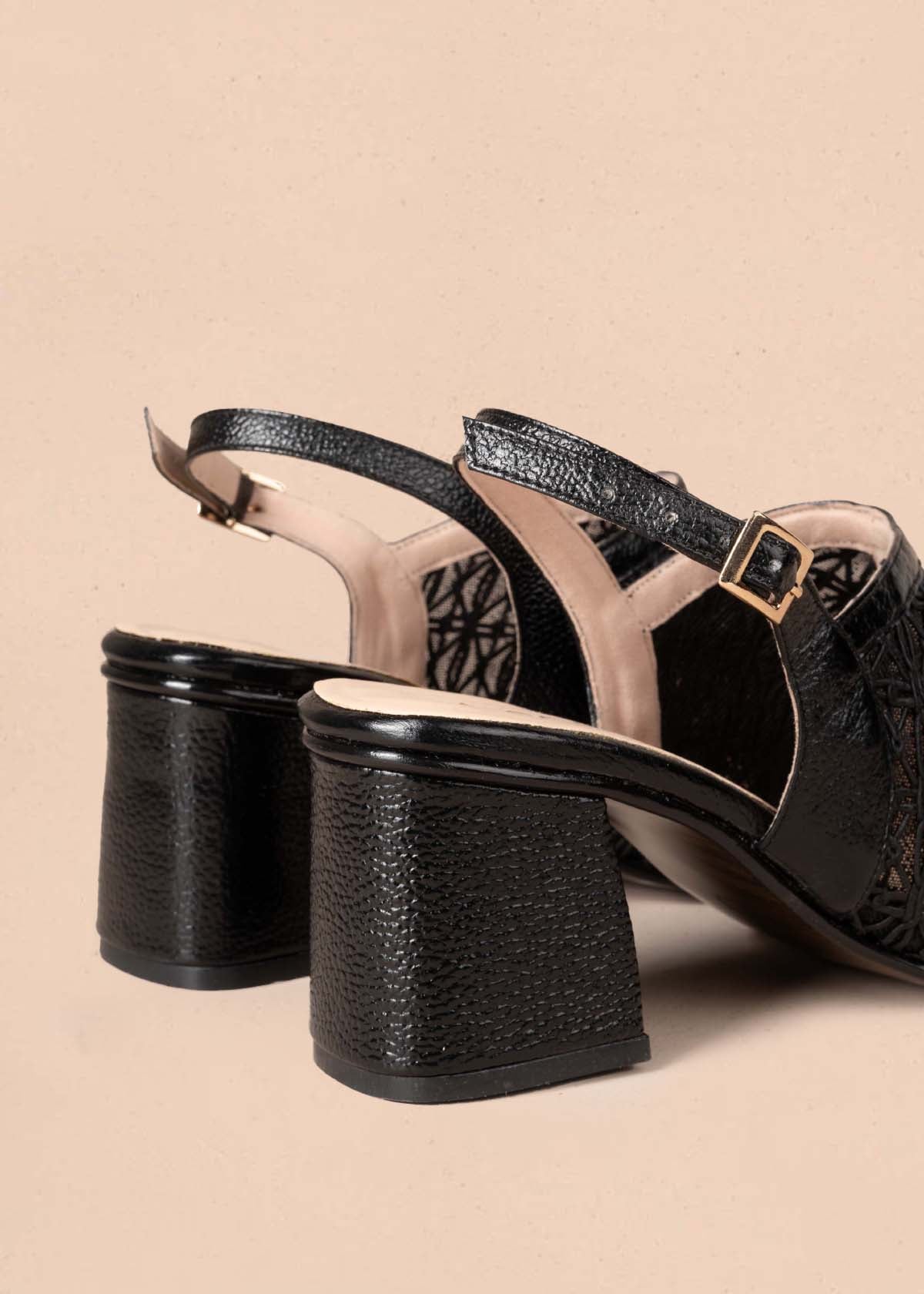 Tacones trabilla en cuero color negro con transparencia 105177