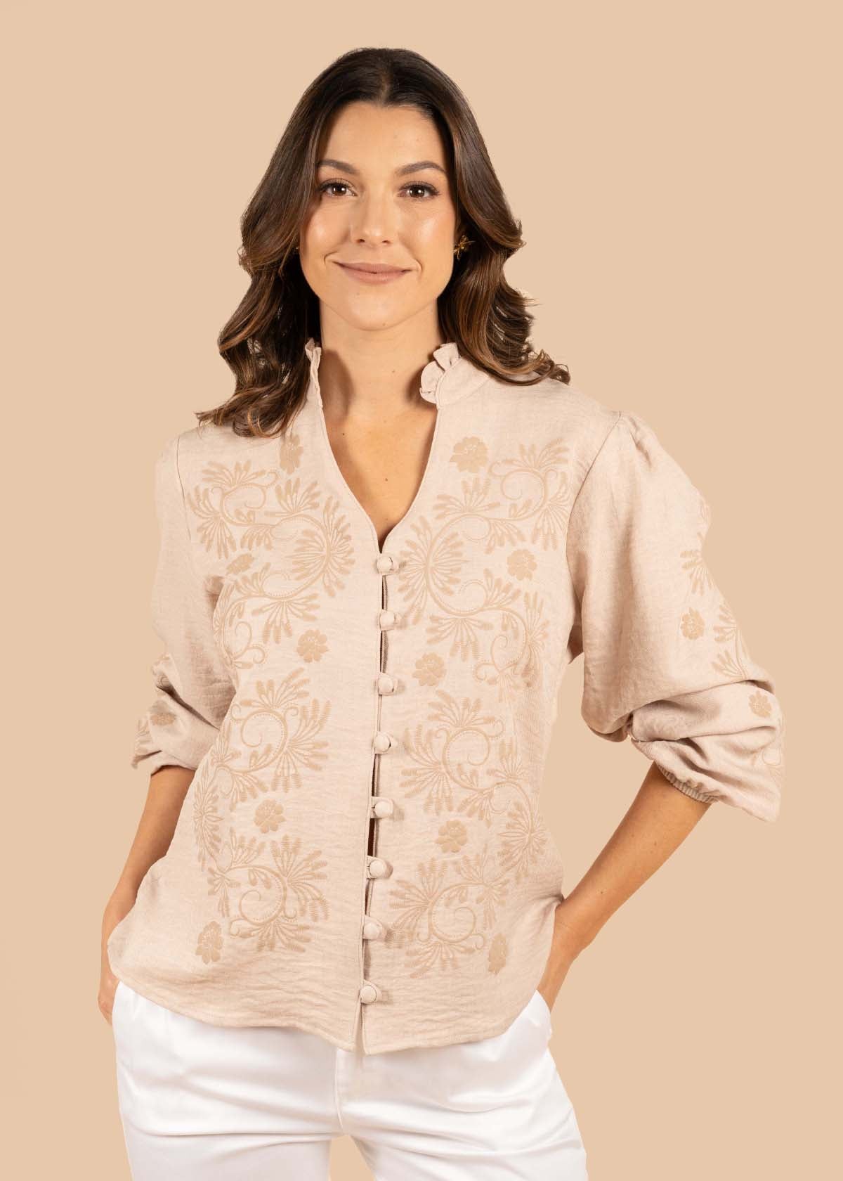 Blusa color camel con estampado floral 105189
