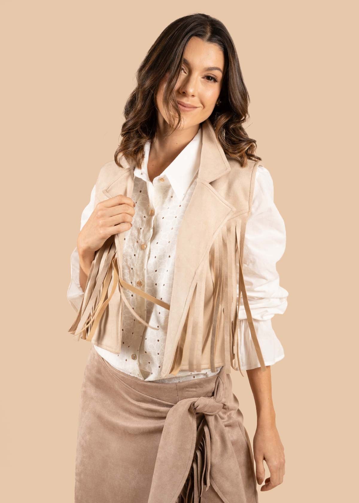 Chaleco color camel con flecos 105192