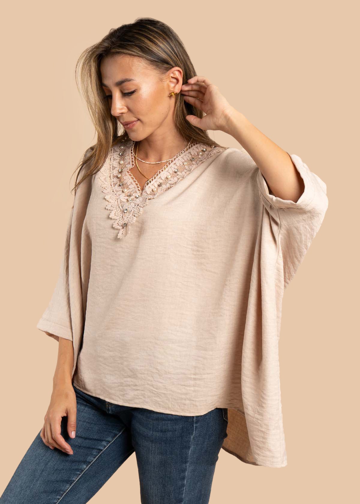 Blusa color beige con perlas 105198