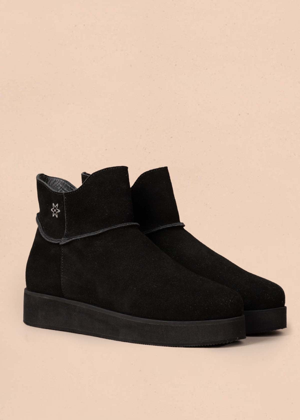 Botines en cuero color negro con cierre lateral 105209