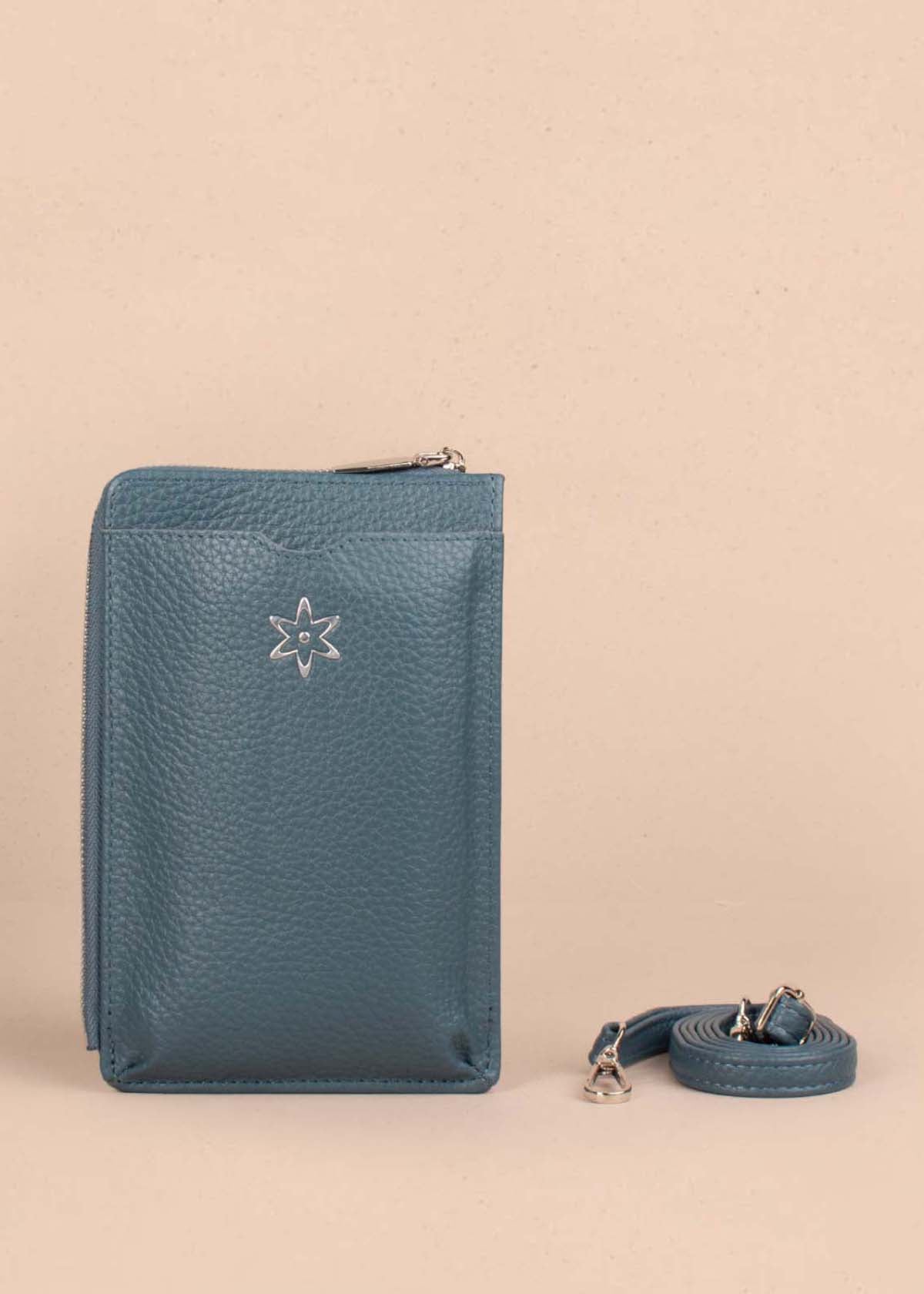 Porta celular color azul con textura croco 105253