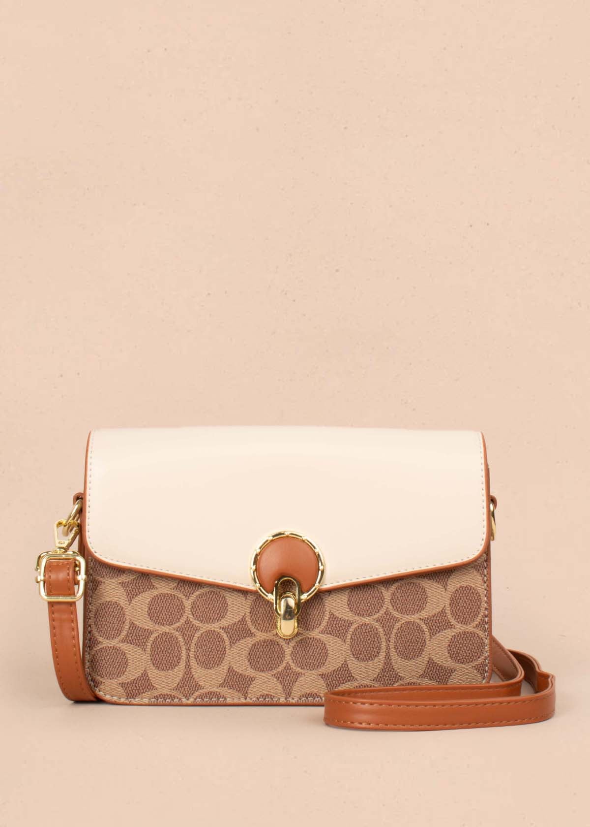 Bolso tipo bandolera color miel con estampado  105255