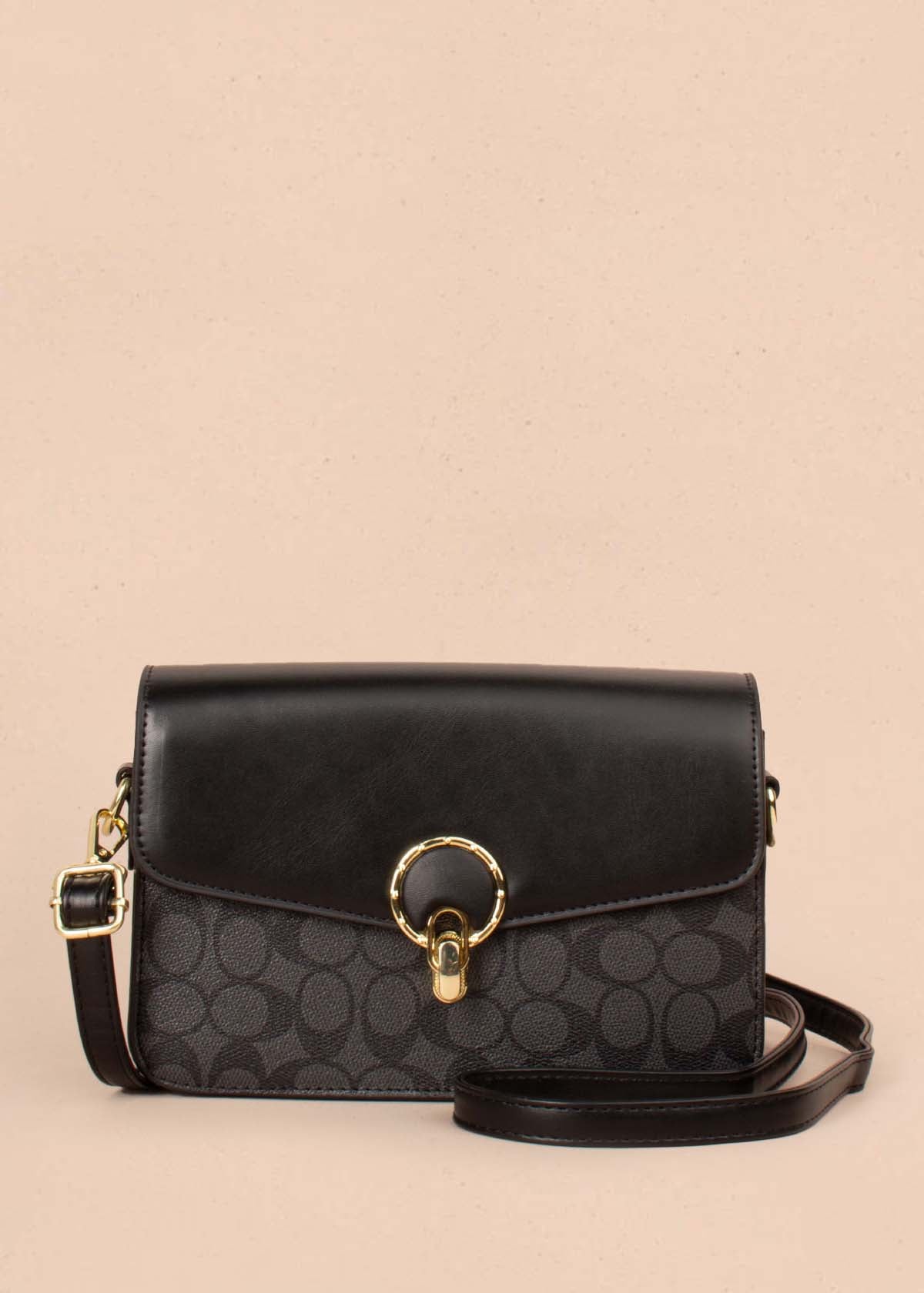 Bolso tipo bandolera color negro con estampado 105255