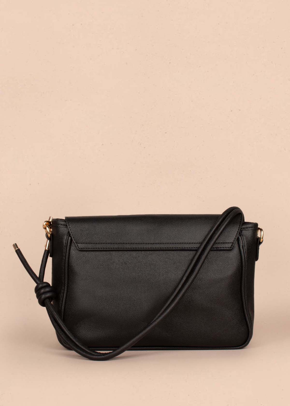 Bolso tipo bandolera color negro 105260