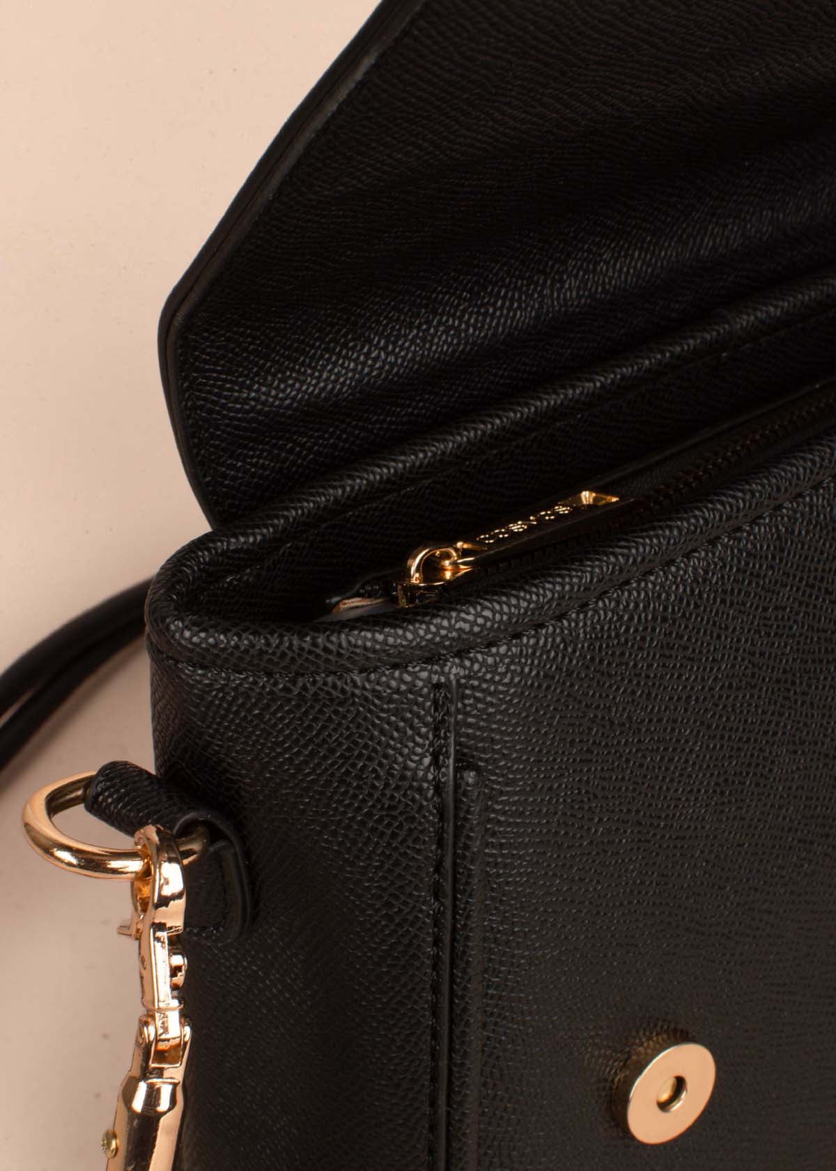 Bolso tipo bandolera color negro 105260