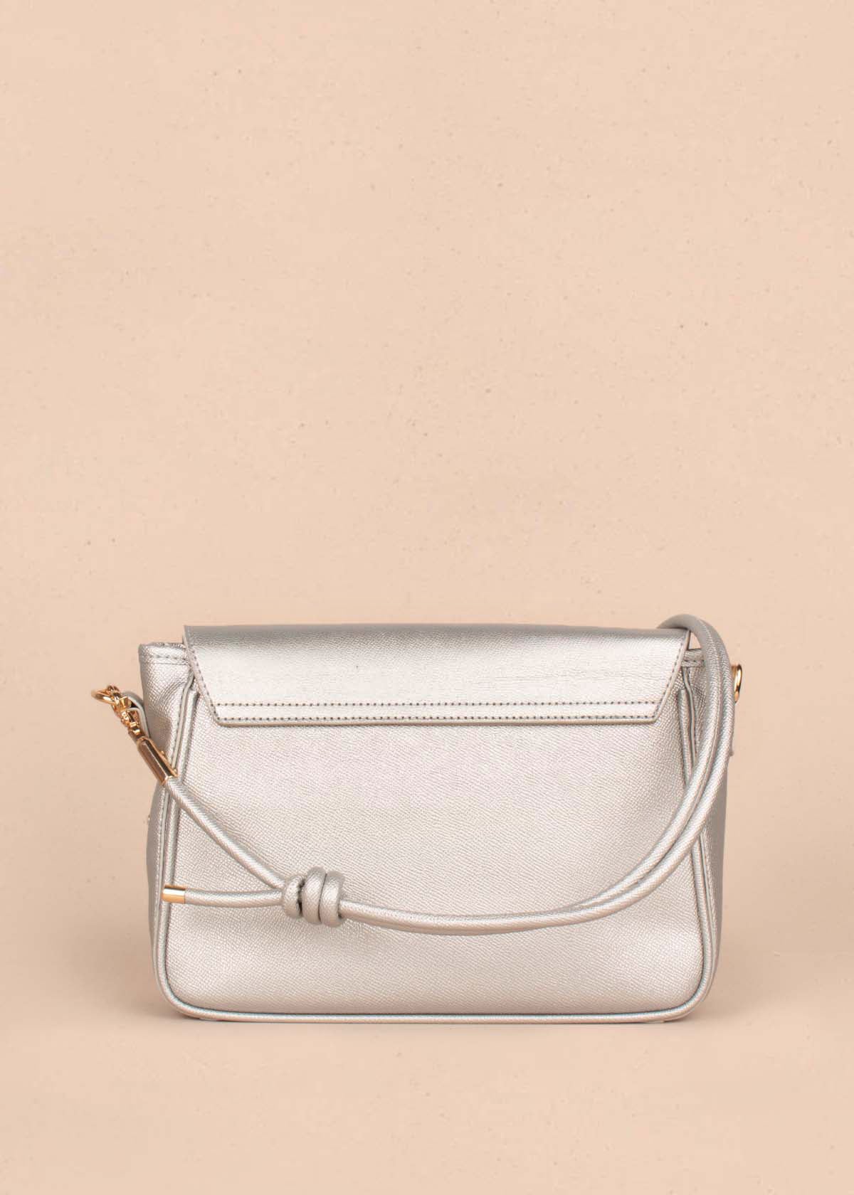Bolso tipo bandolera color plata 105260