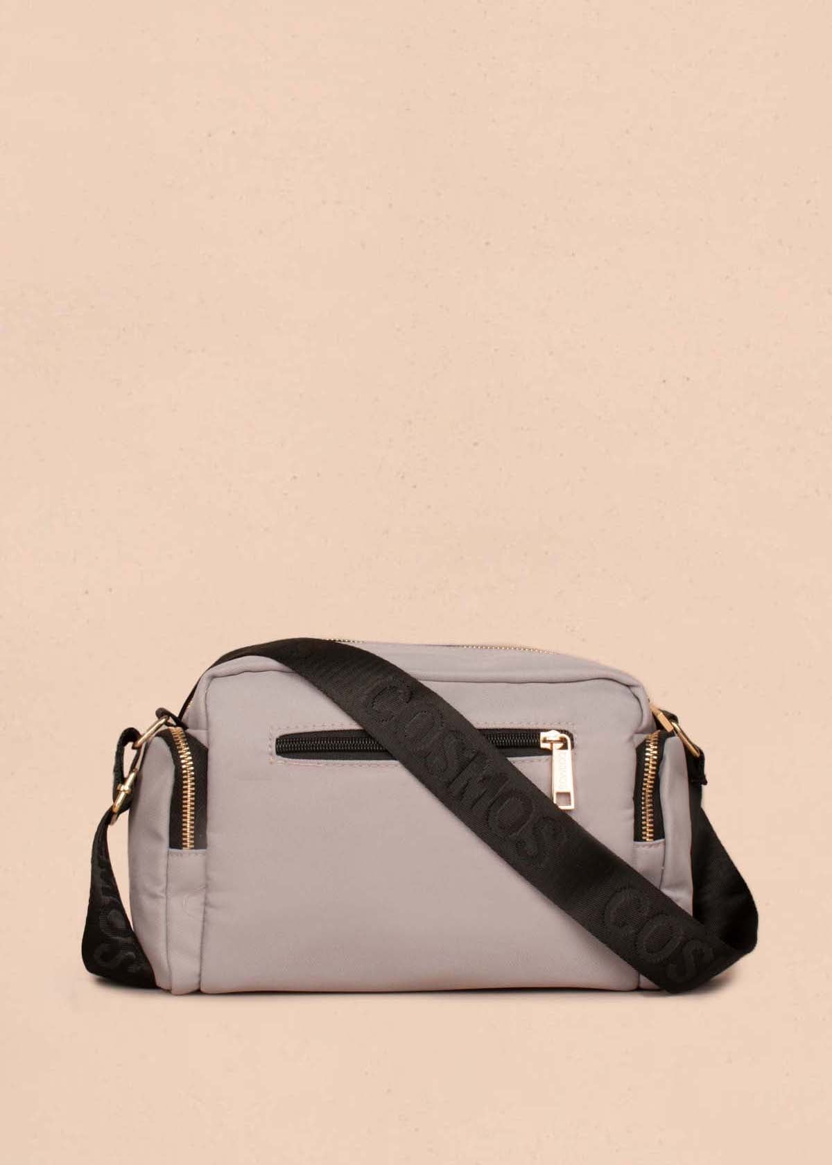 Bolso tipo bandolera color gris con costuras en cuadro 105265