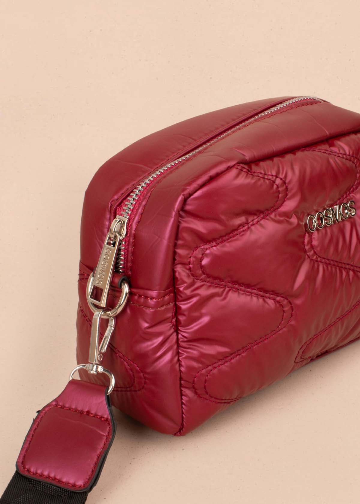 Bolso tipo bandolera color vinotinto con efecto acolchado 105266