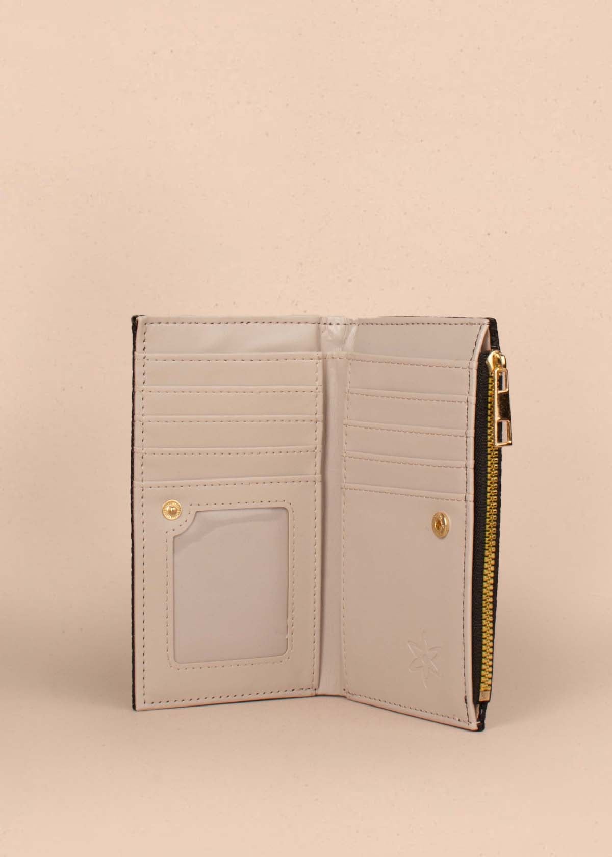Billetera grande color negro con textura croco 105268