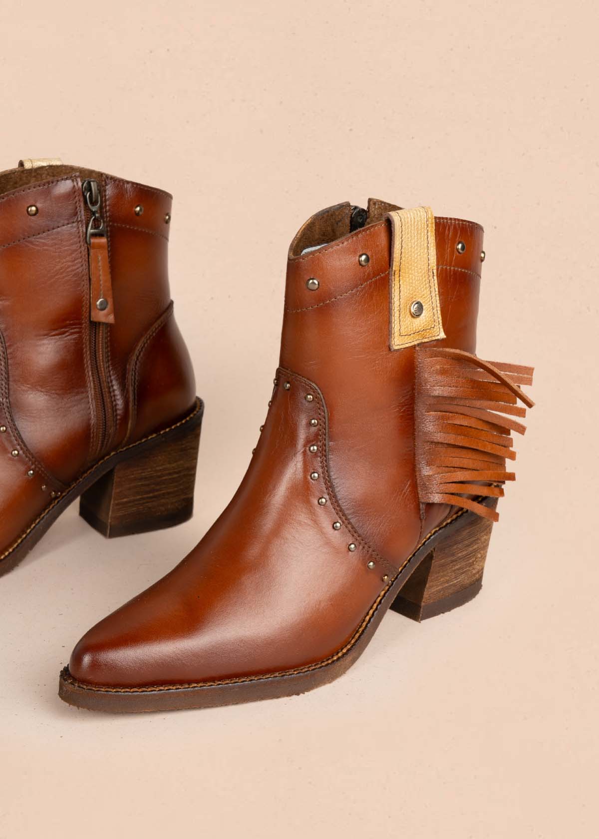 Botines en cuero color miel con taches y flecos 105273