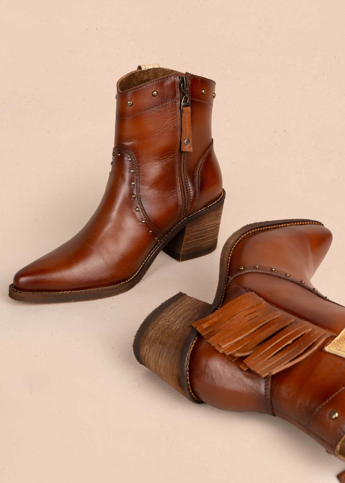 Botines en cuero color miel con taches y flecos 105273