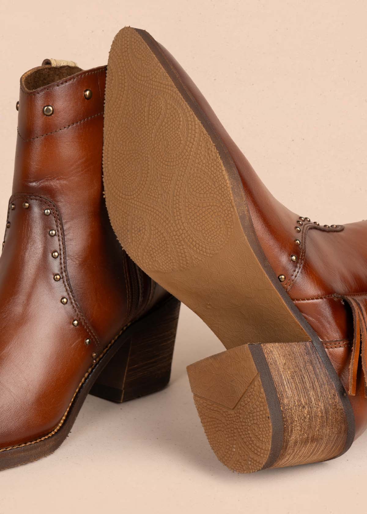 Botines en cuero color miel con taches y flecos 105273