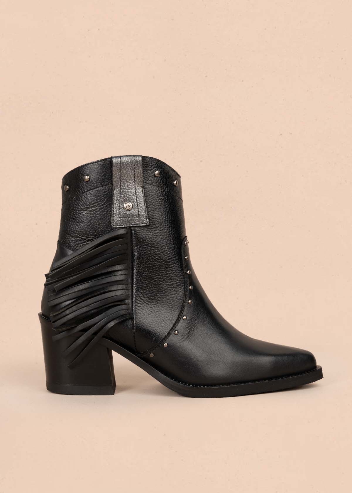 Botines en cuero color negro con taches y flecos 105273