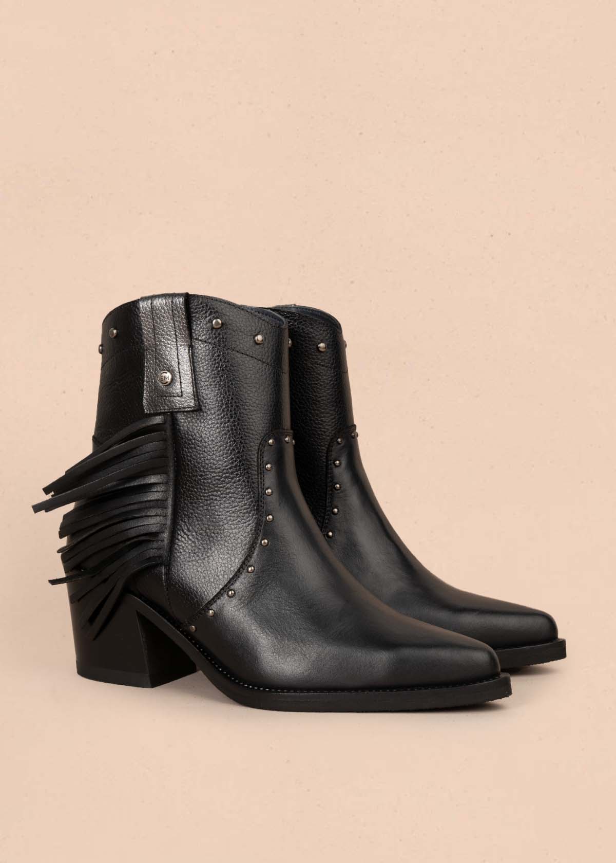 Botines en cuero color negro con taches y flecos 105273