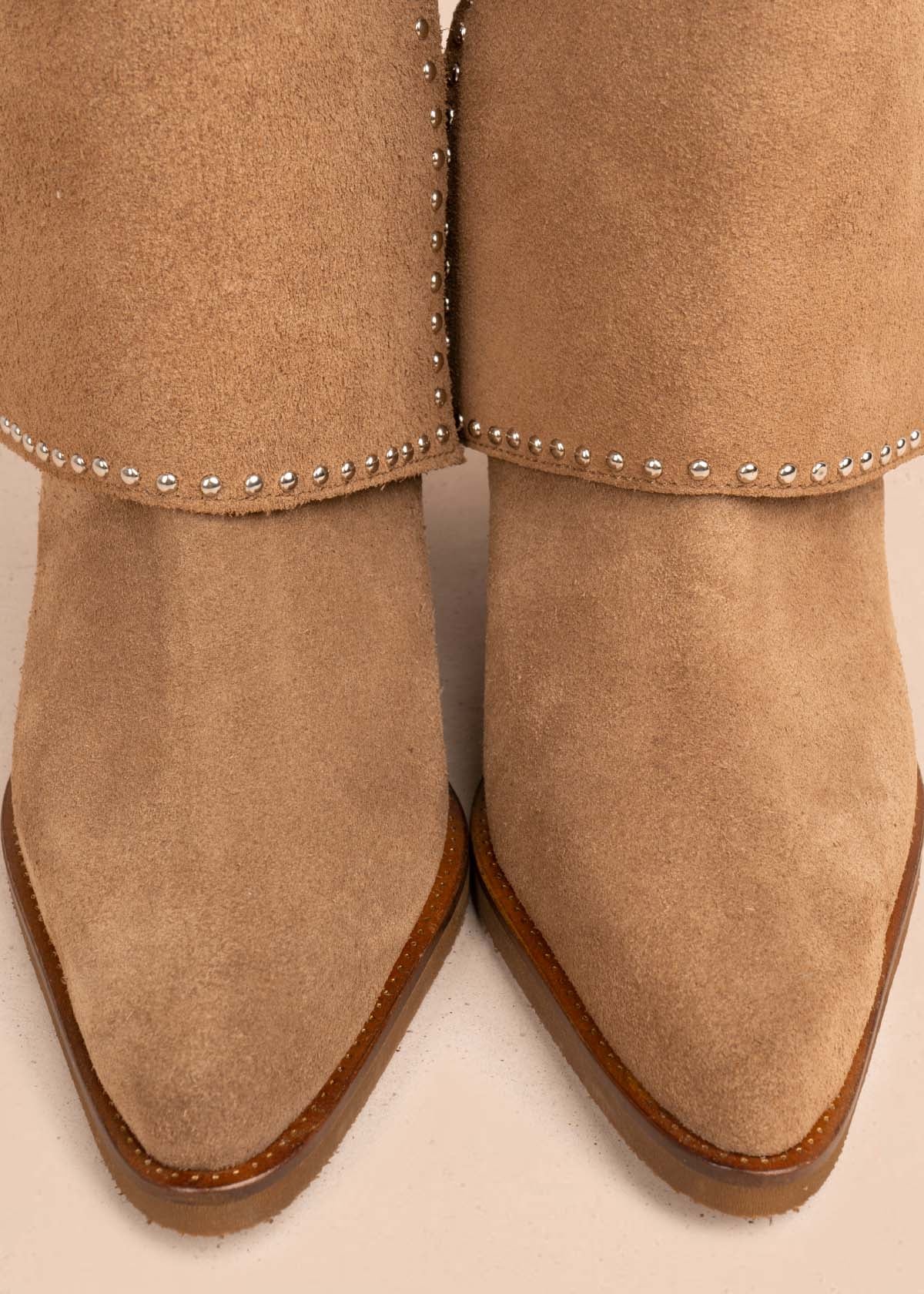 Botas en cuero color tabaco con taches 105274