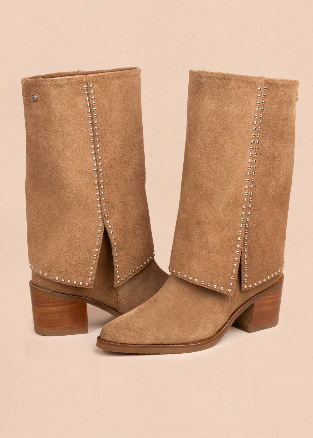 Botas en cuero color tabaco con taches 105274