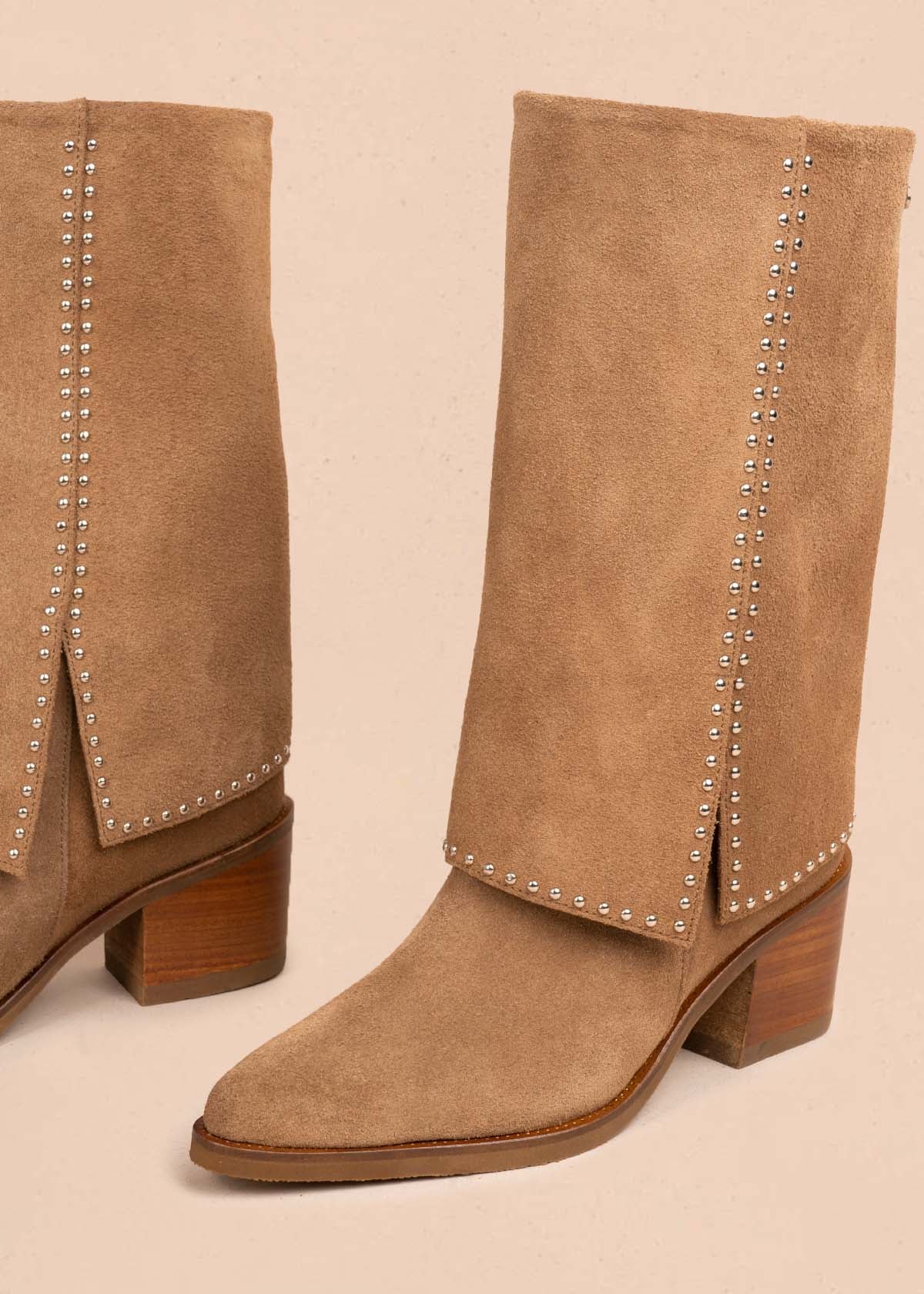 Botas en cuero color tabaco con taches 105274