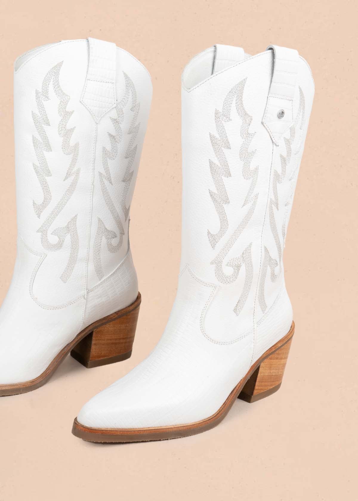 Botas en cuero color blanco con bordado 105275