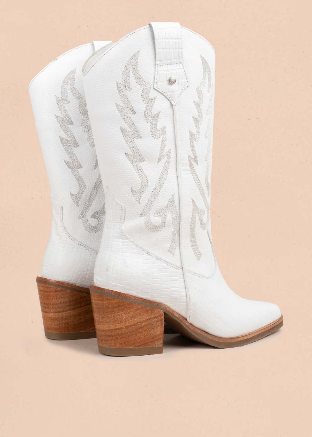Botas en cuero color blanco con bordado 105275