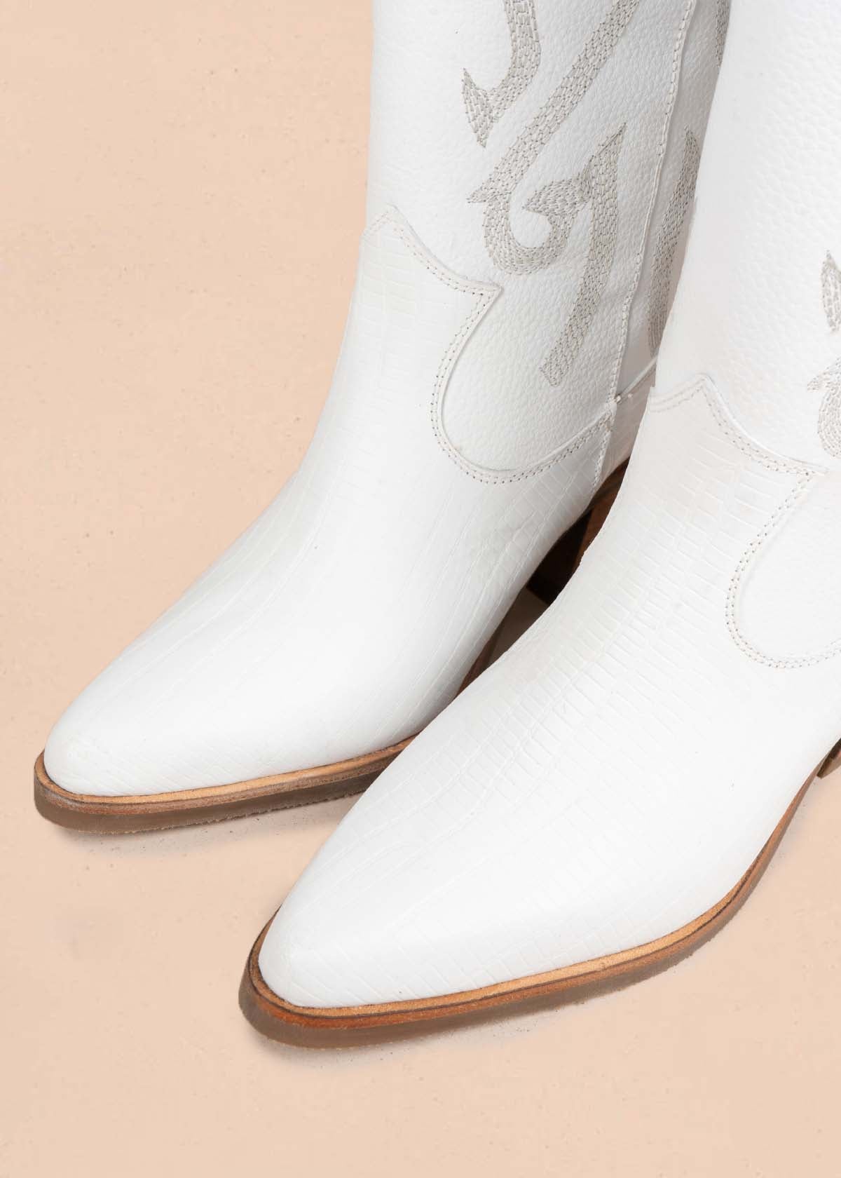Botas en cuero color blanco con bordado 105275