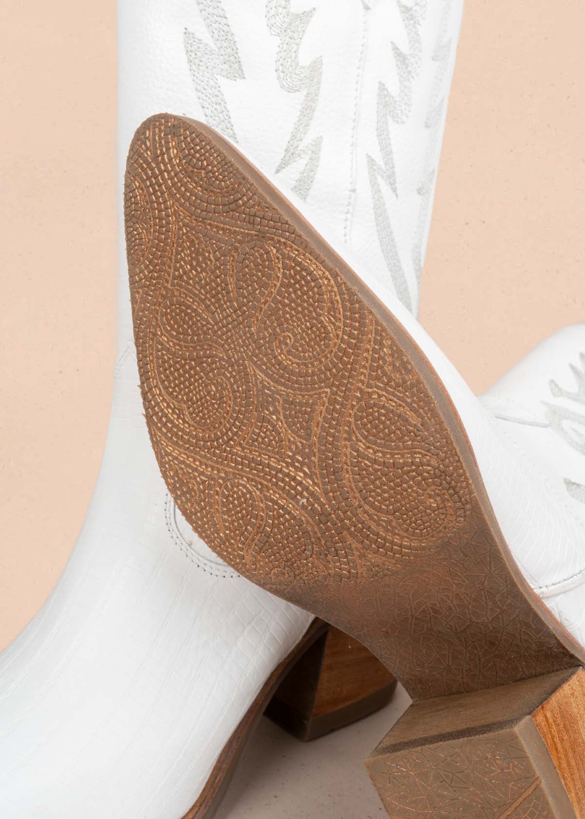 Botas en cuero color blanco con bordado 105275
