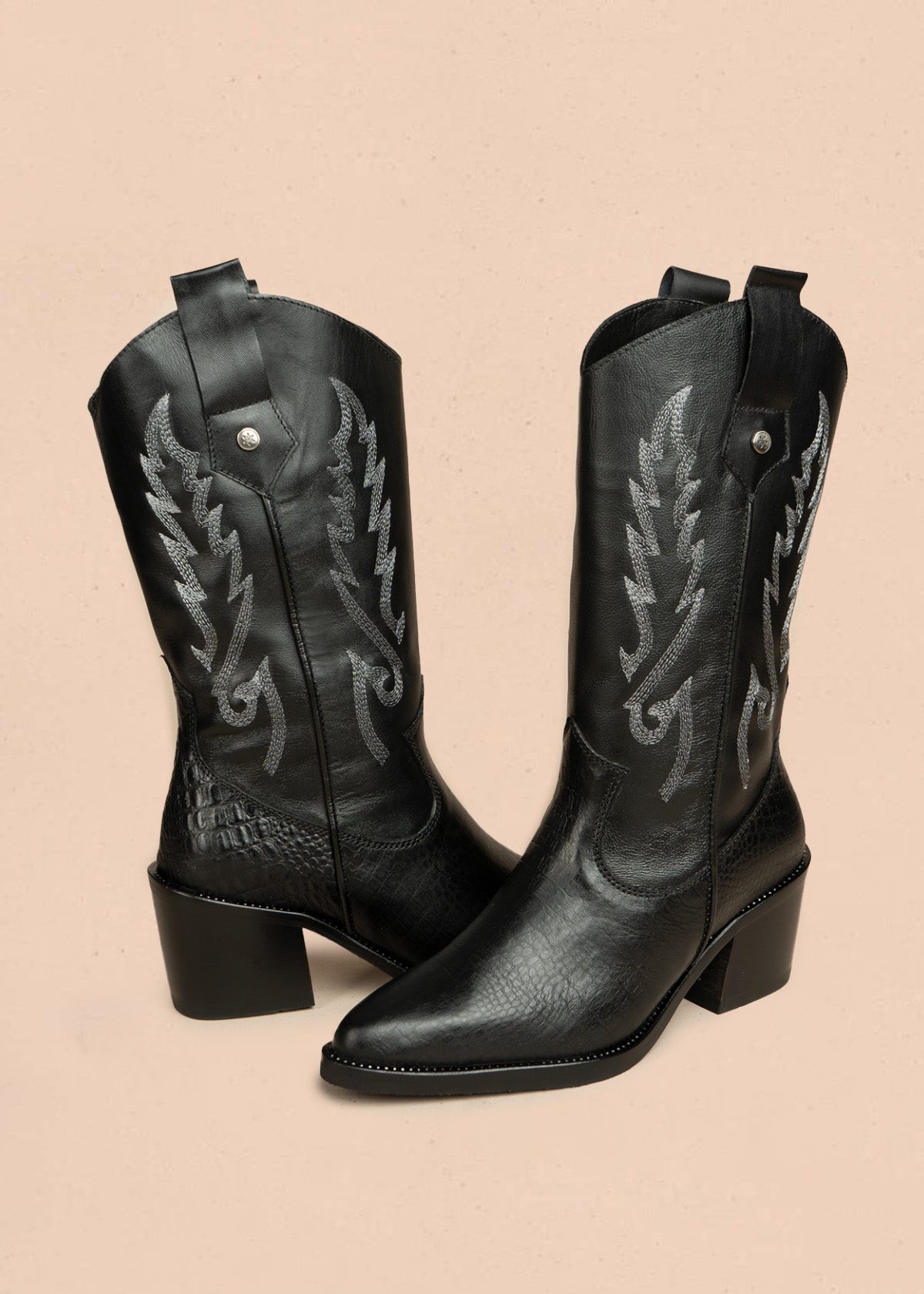 Botas de cuero color negro con bordado 105275