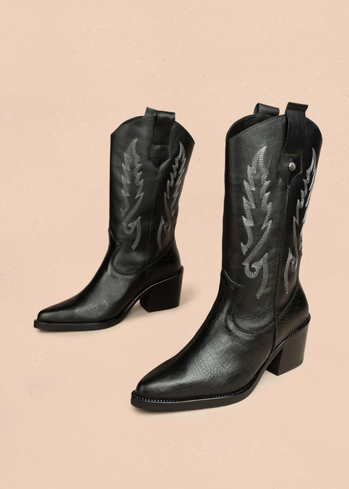 Botas de cuero color negro con bordado 105275