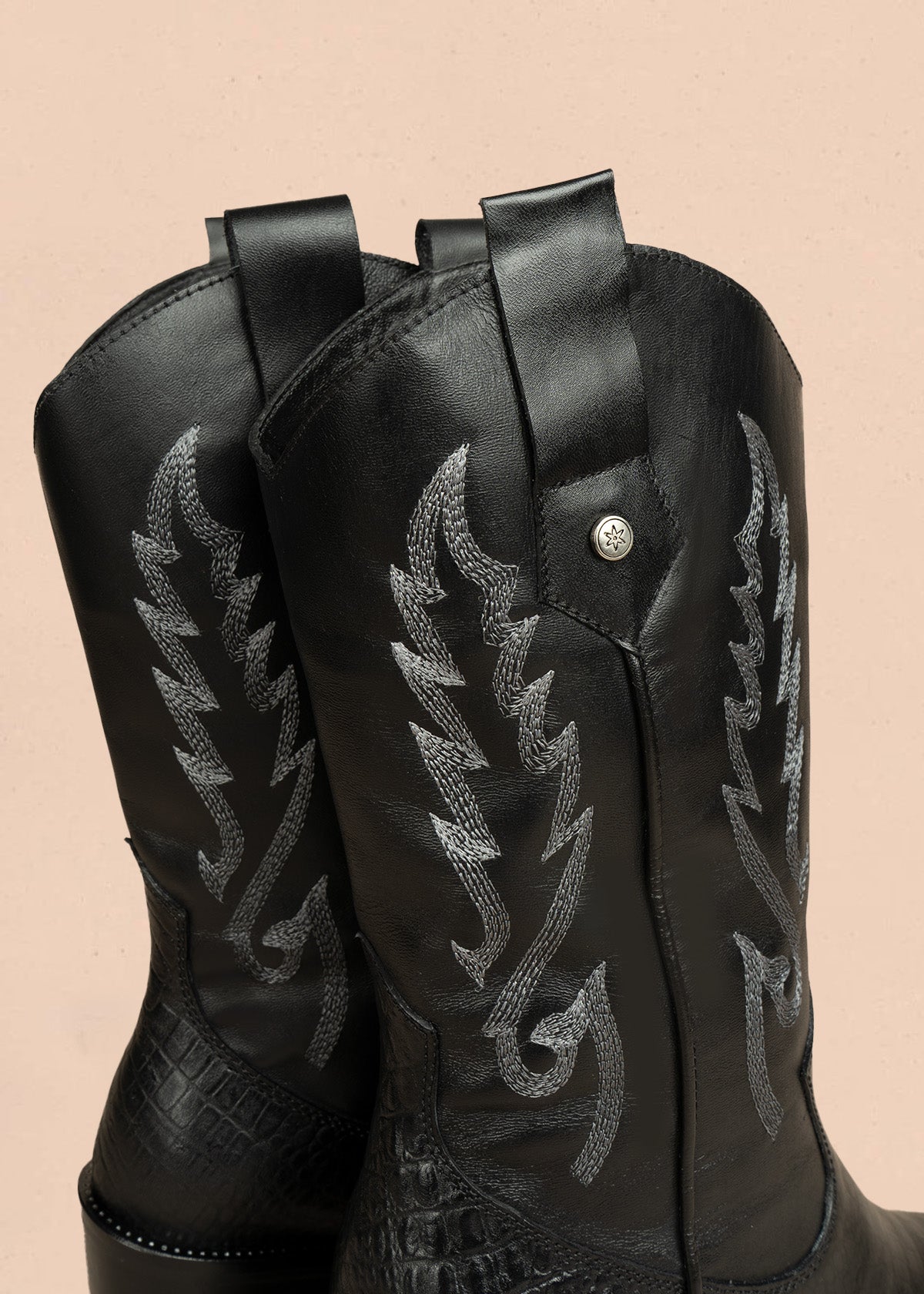 Botas de cuero color negro con bordado 105275