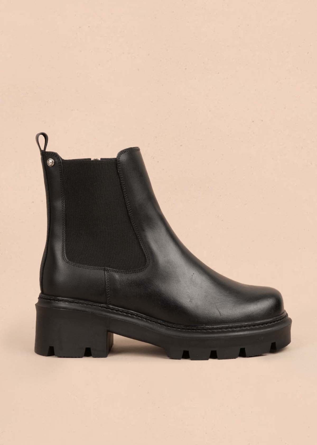 Botines en cuero color negro con resorte lateral 105276