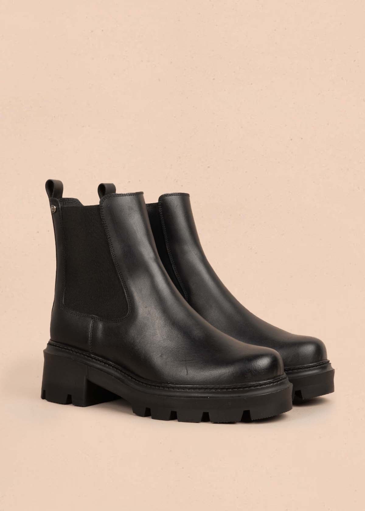 Botines en cuero color negro con resorte lateral 105276