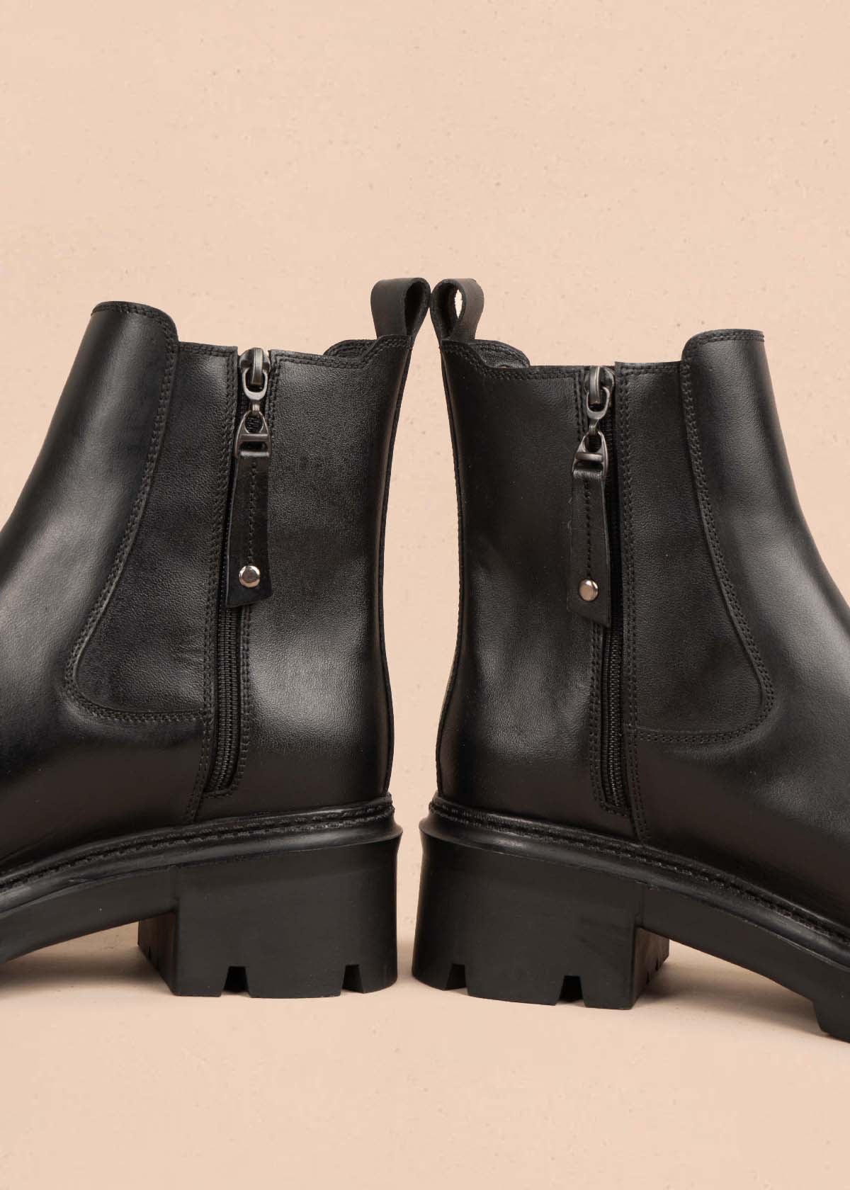 Botines en cuero color negro con resorte lateral 105276