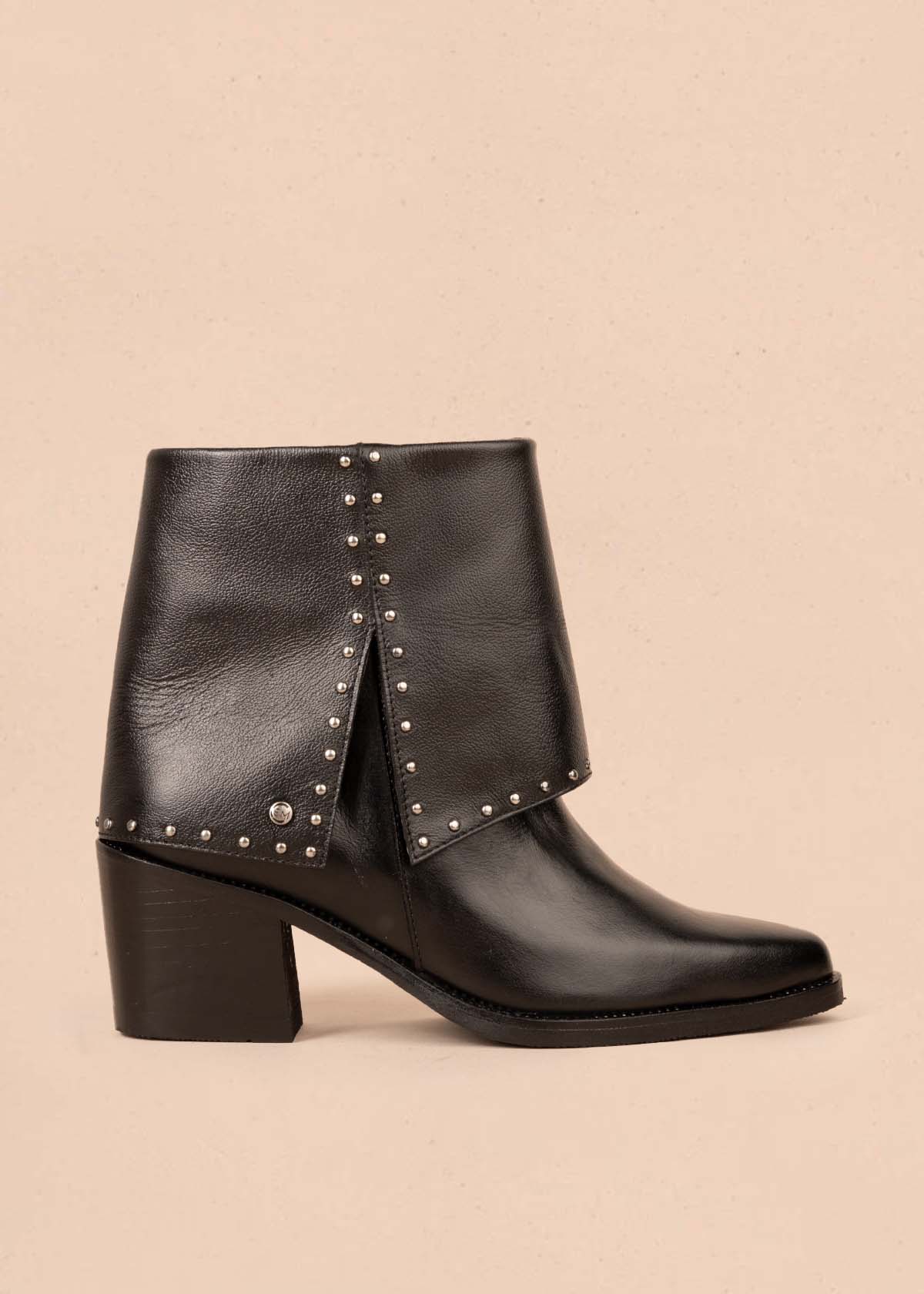 Botines en cuero color negro con taches 105279