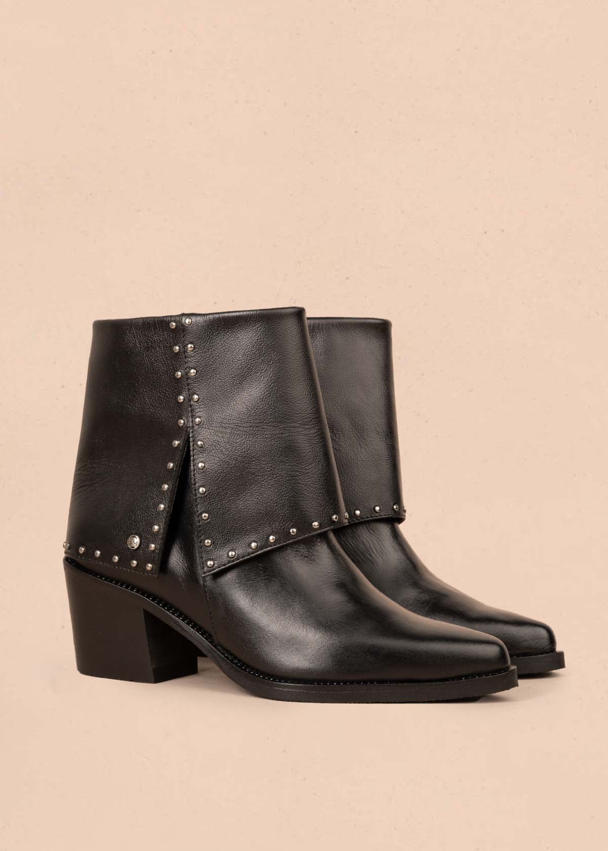 Botines en cuero color negro con taches 105279