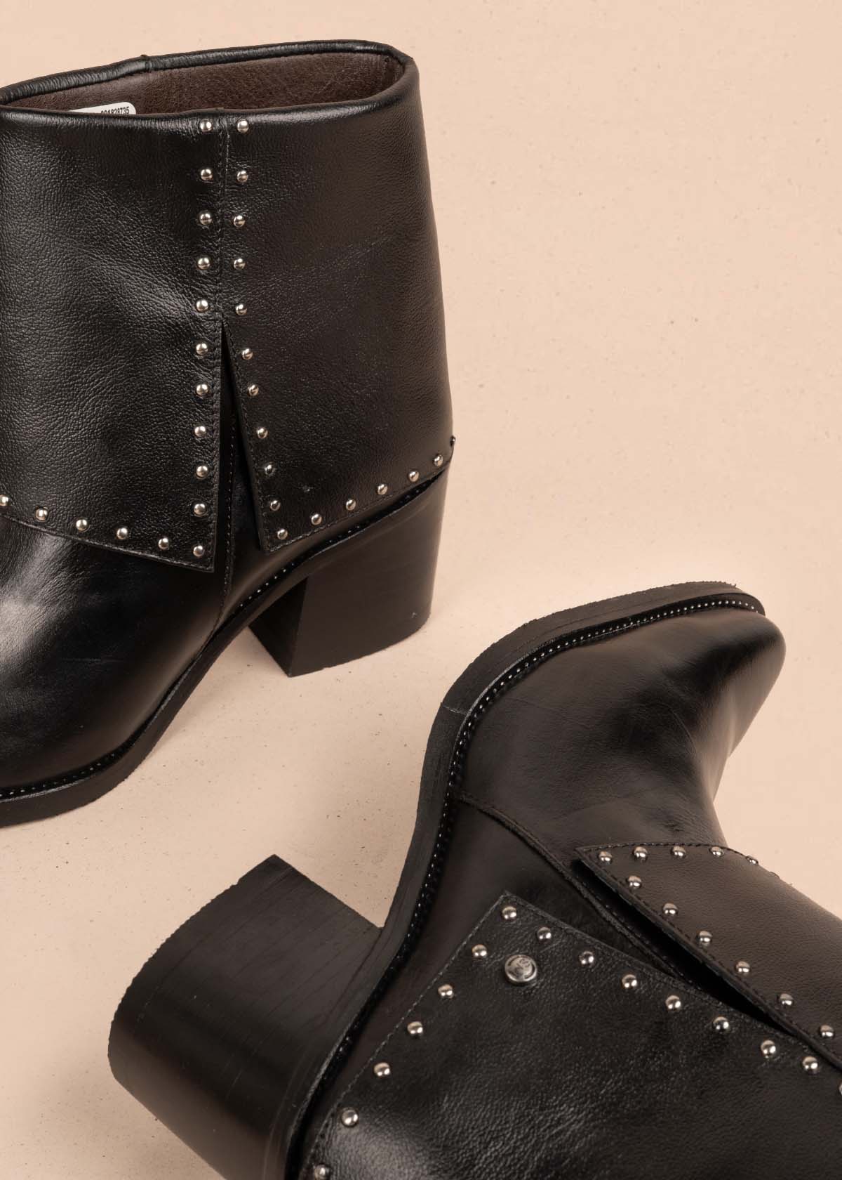 Botines en cuero color negro con taches 105279