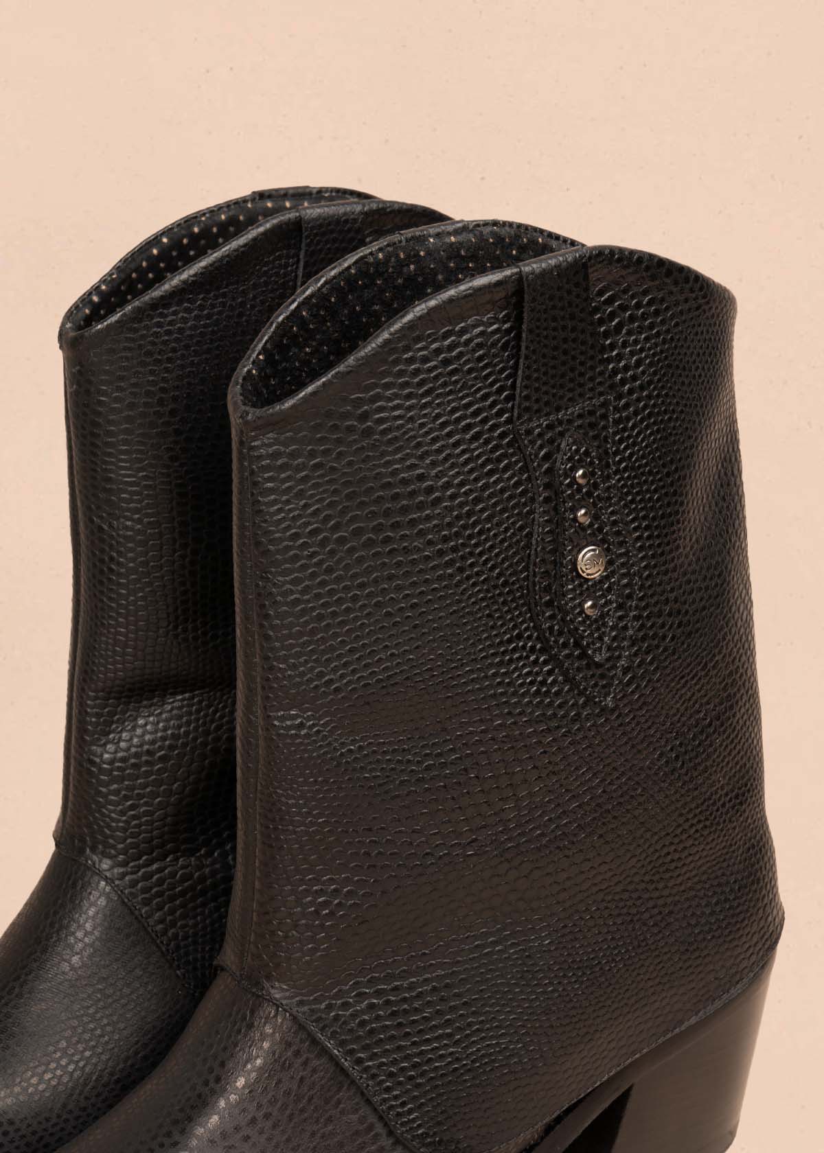 Botas en cuero color negro con textura croco 105280