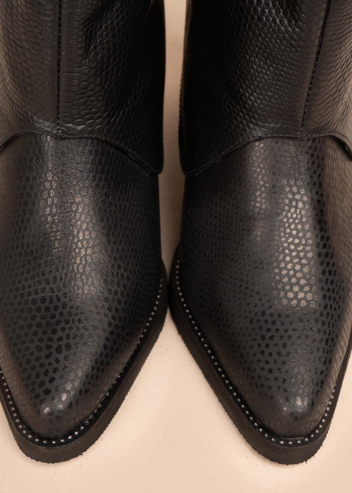 Botas en cuero color negro con textura croco 105280
