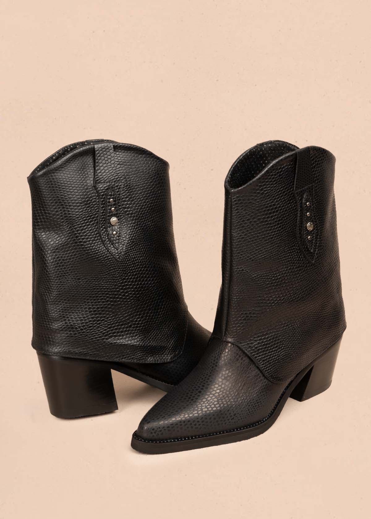 Botas en cuero color negro con textura croco 105280