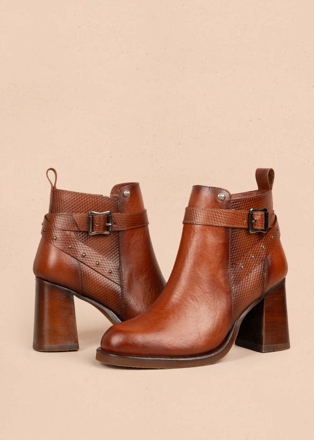 Botines en cuero color café con correas y taches 105281