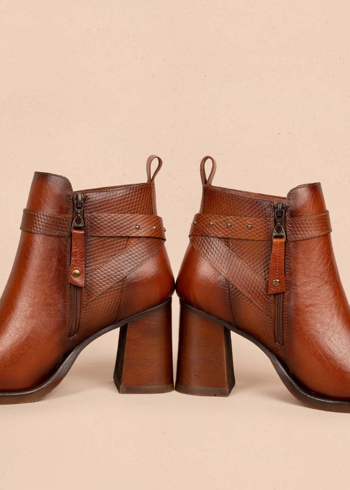 Botines en cuero color café con correas y taches 105281