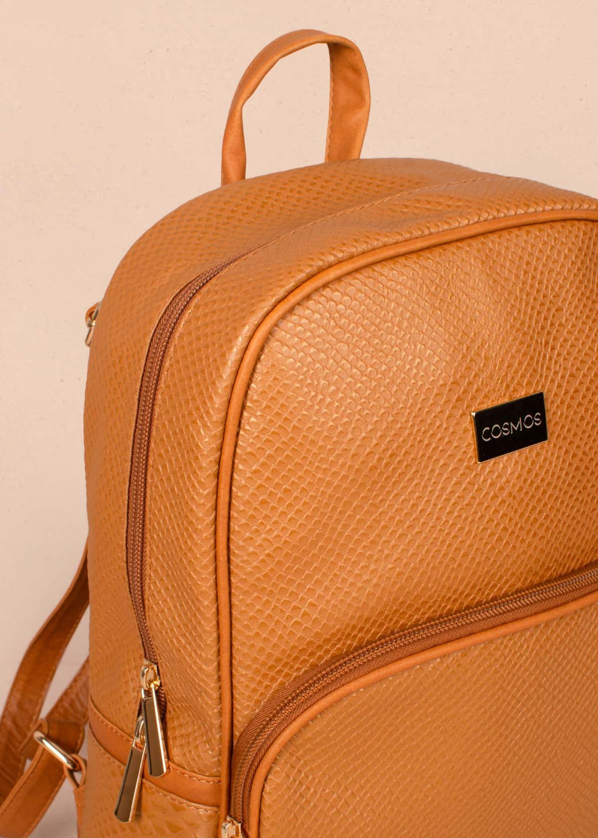 Morral en cuero color miel con bolsillo frontal 105306
