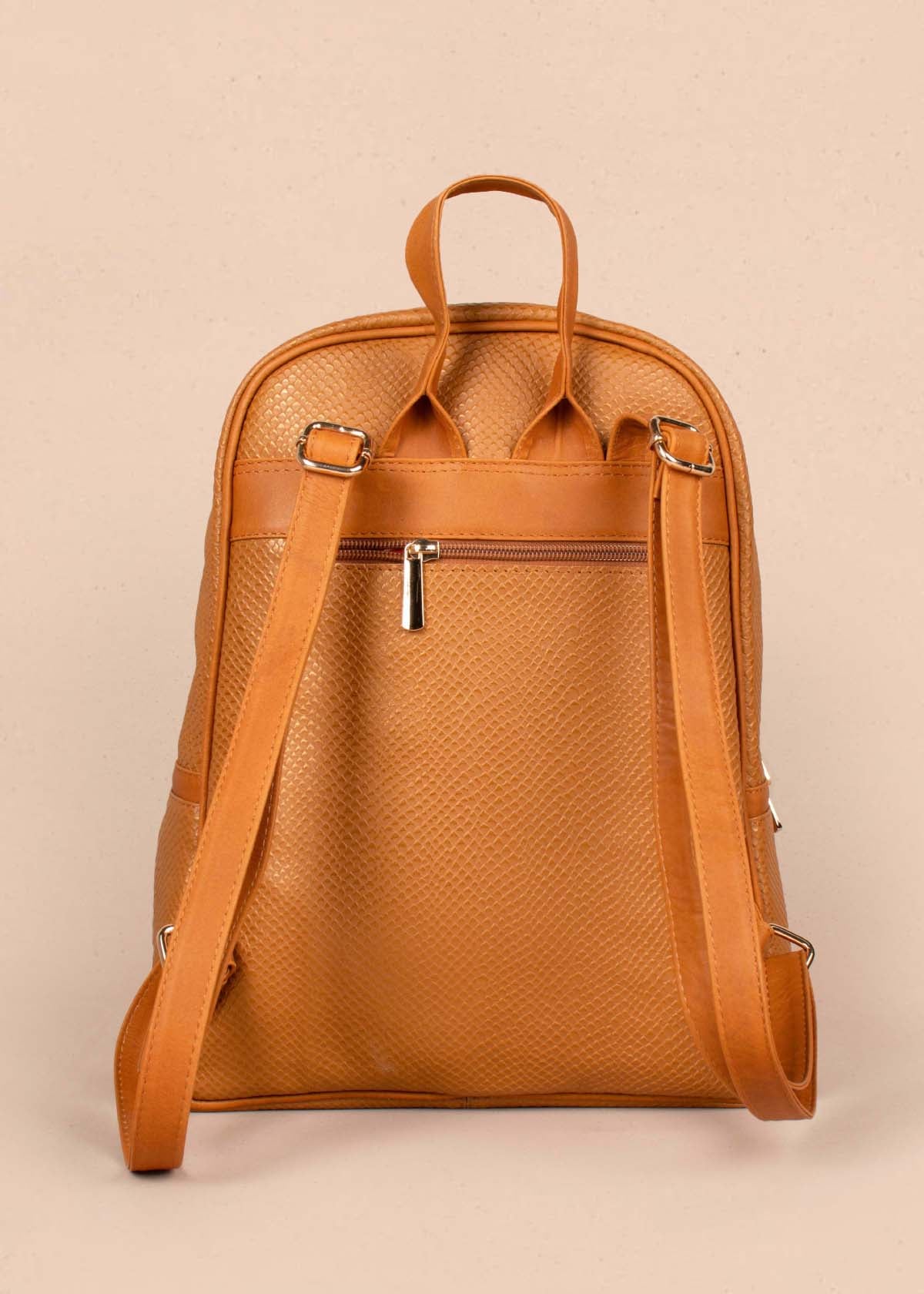Morral en cuero color miel con bolsillo frontal 105306